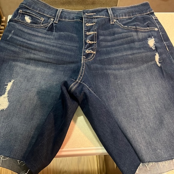 Distressed denim shorts - Picture 3 of 7